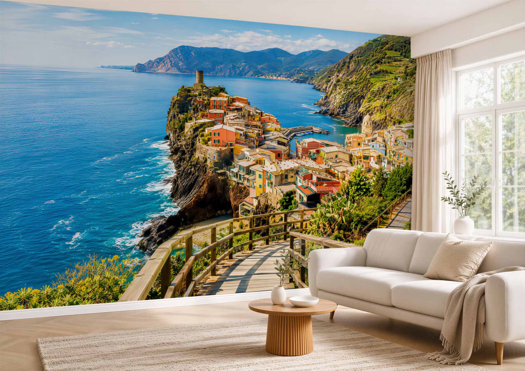 Fototapeten italienisches Dorf am Meer mit Weg und Blumen bei Sonnenuntergang