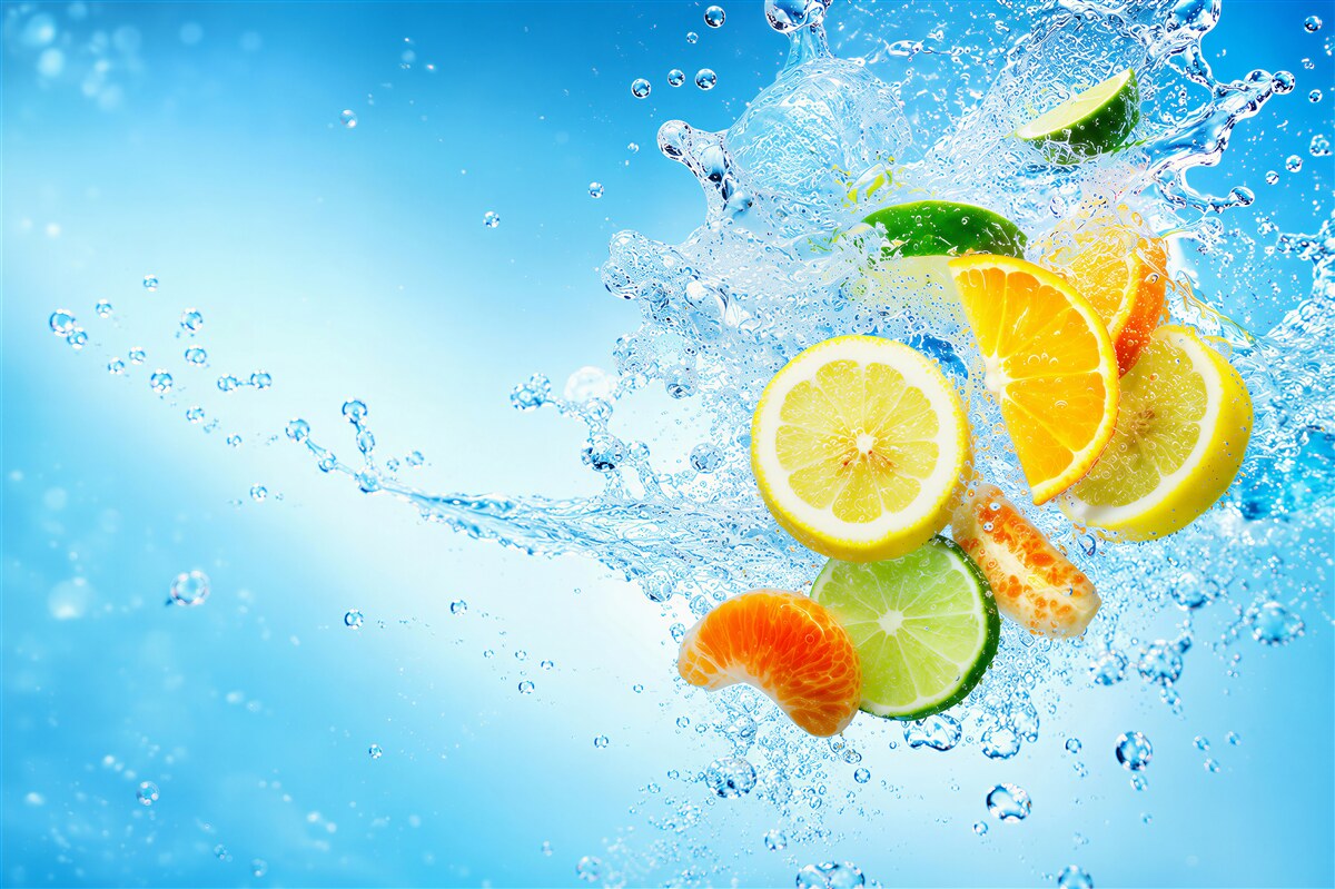 Fototapeten Fruchtstücke im Wasser