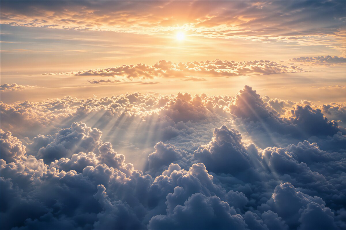 Fototapeten Sonnenaufgang über dicken Wolken