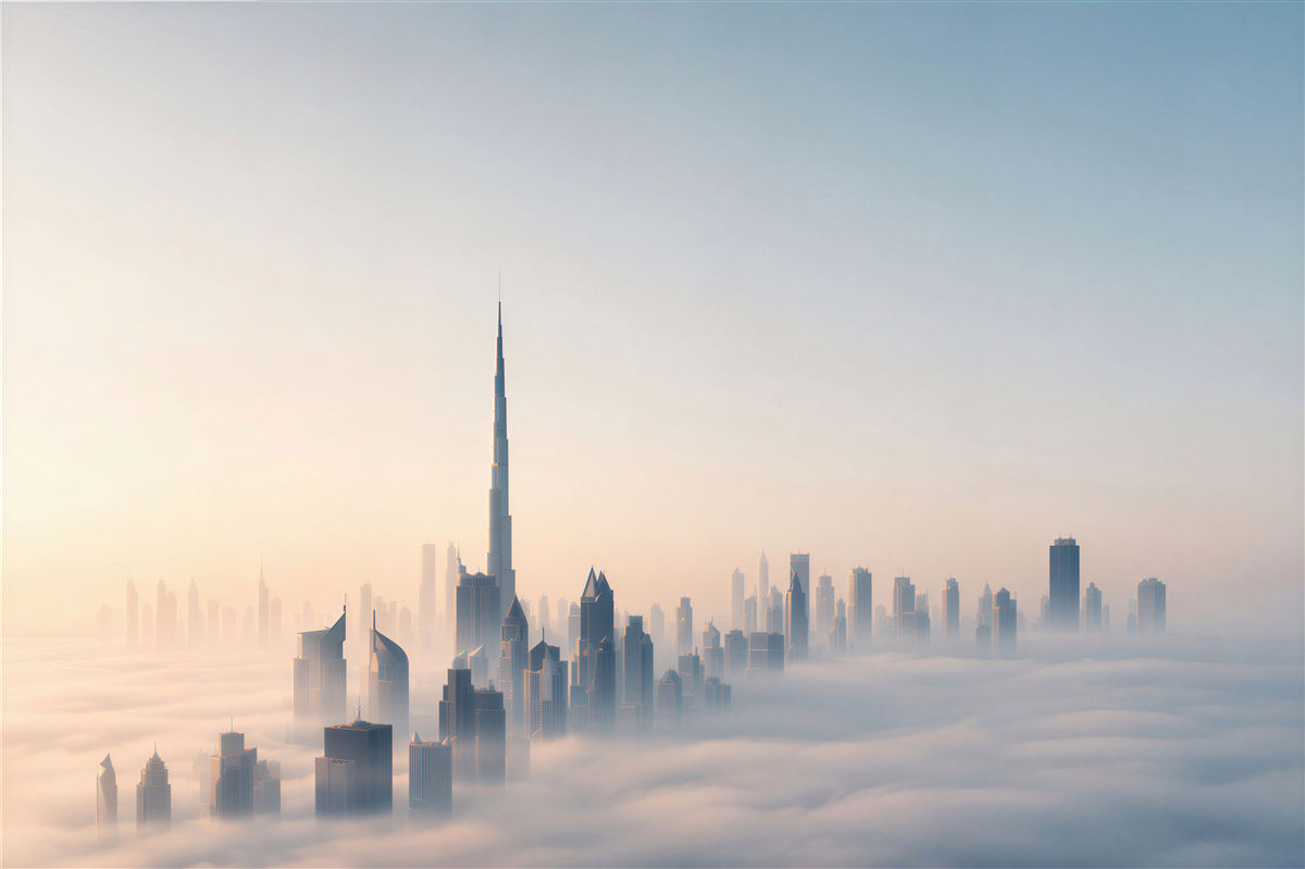 Fototapeten Panorama von Dubai im Nebel bei Sonnenaufgang moderne Stadt