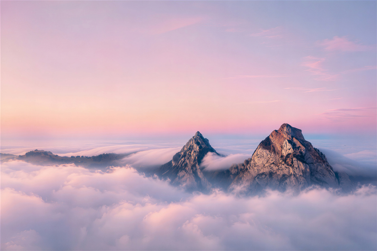 Fototapeten rosa Himmel über bewölkten Bergen