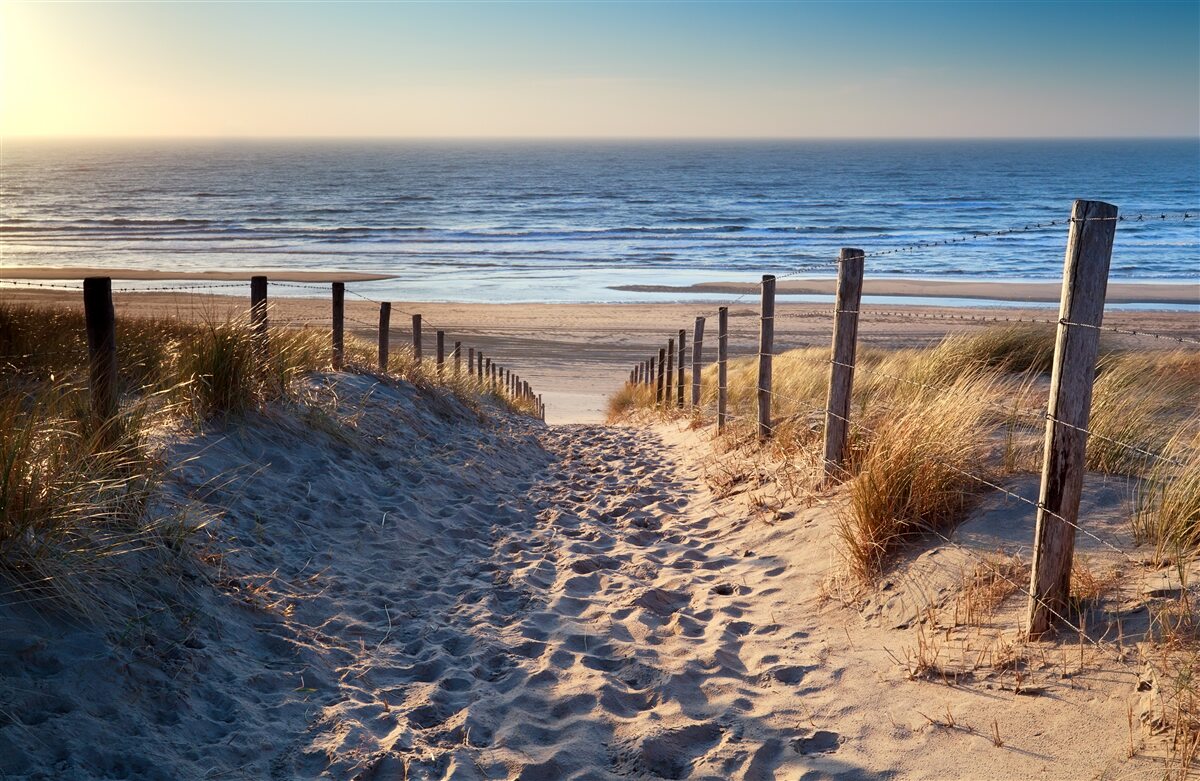 Fototapeten Sandstrand und ruhiges Meer