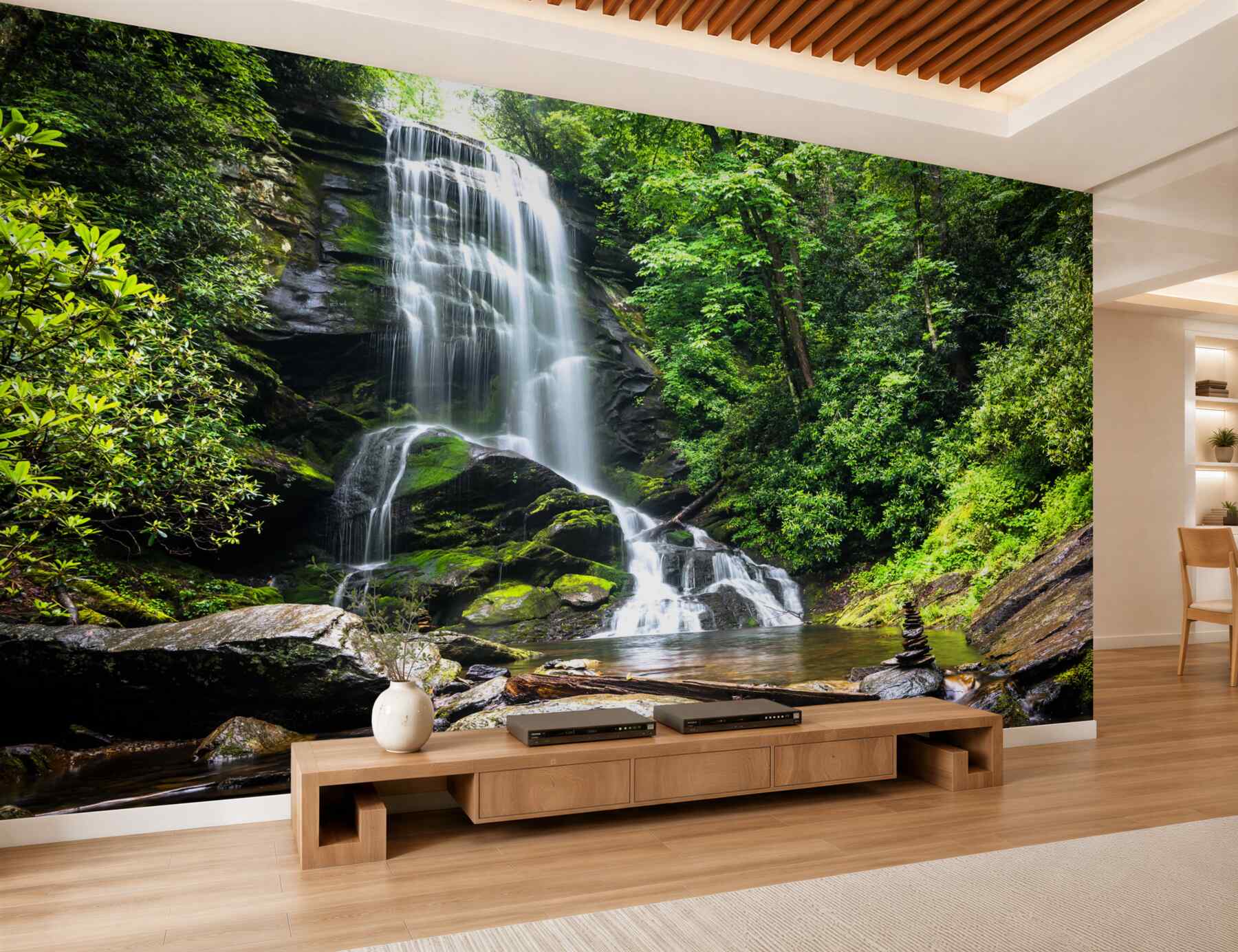 Fototapeten hoher Wasserfall im grünen Wald