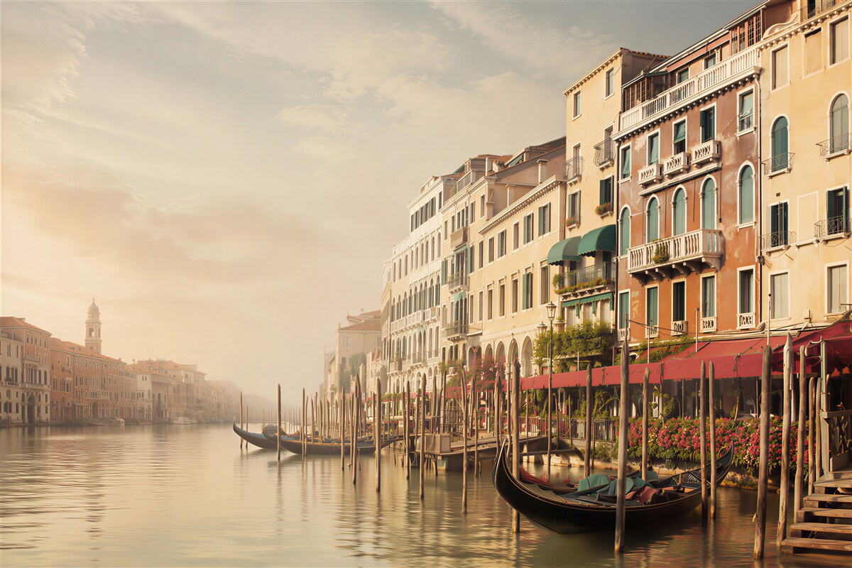 Fototapeten Venedig mit Gondeln am Morgen über dem Kanal