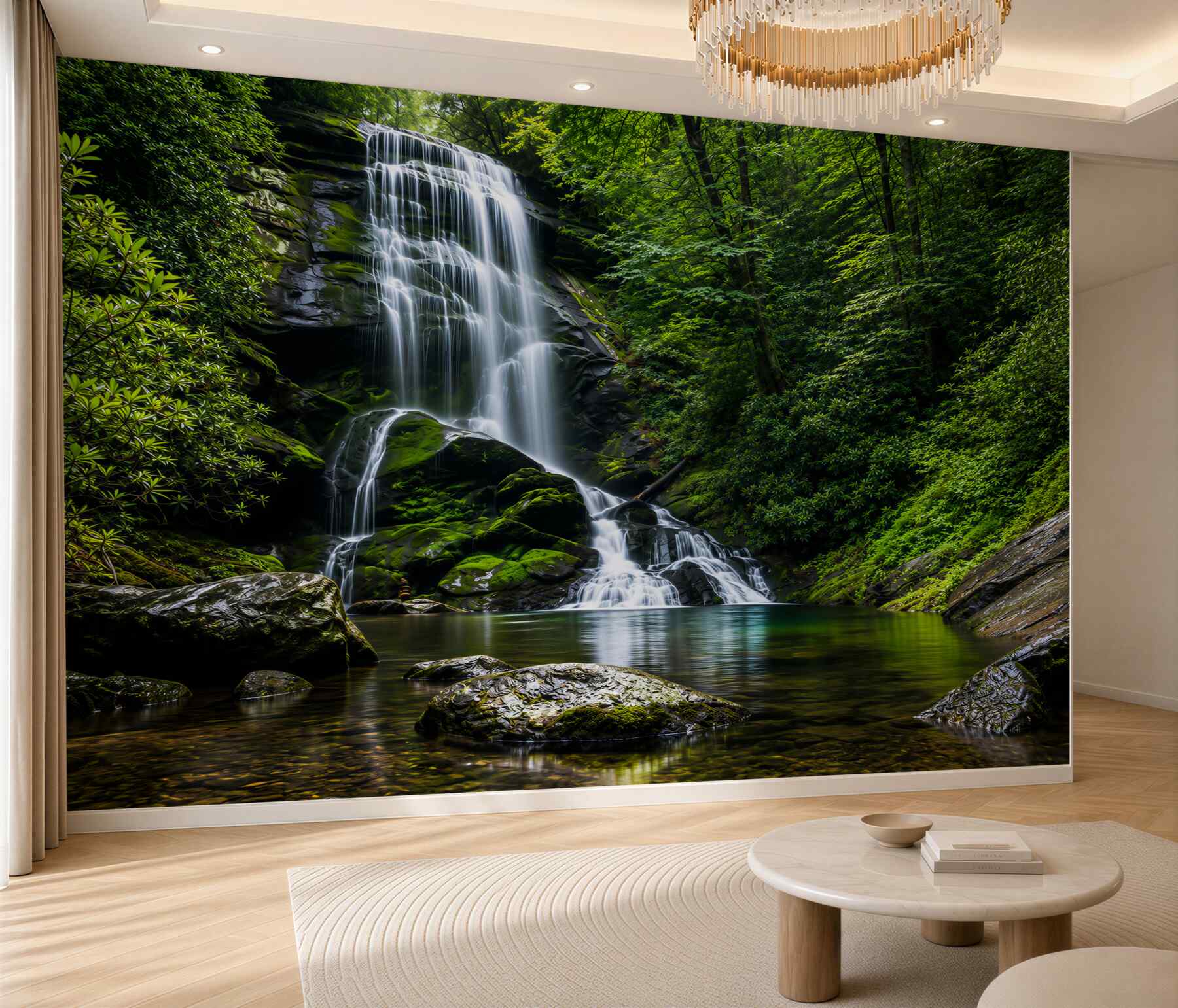Fototapeten Wasser, das von einem Bergwasserfall in den Wald fällt