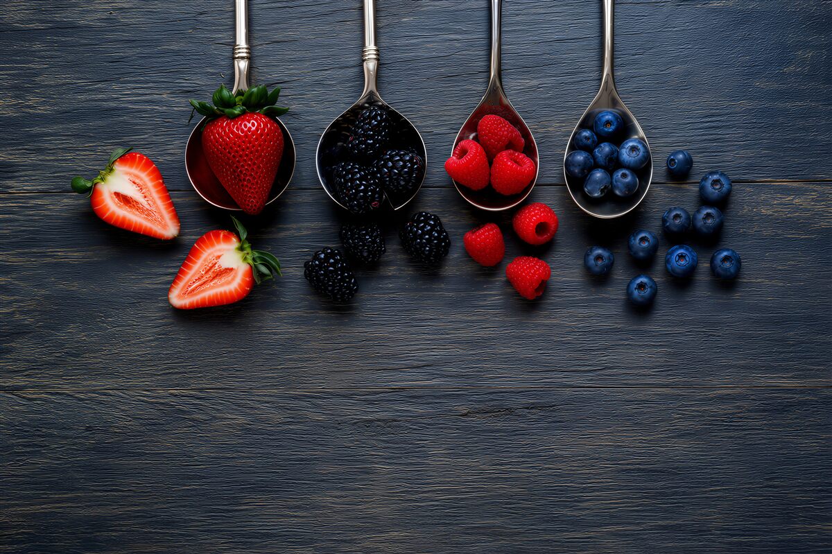 Fototapeten Beeren in Löffeln